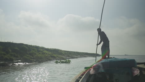 Barquero-Remando-Con-Remos-En-El-Río-En-Aguas-Poco-Profundas-4k-10-Bit-422-Metrajes