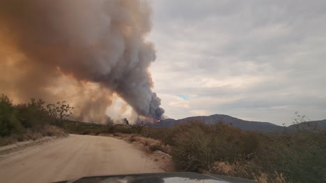 El-Humo-Se-Eleva-Sobre-El-Desierto-De-California-En-El-Incendio-De-Fairview