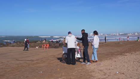 Verkäufer-Von-Kartoffelchips-In-Diab-Beach-In-Casablanca-Marokko