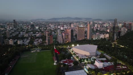 Vista-Aérea-Alrededor-Del-Auditorio-Nacional,-Anochecer-En-La-Ciudad-De-México---Dando-Vueltas,-Disparo-De-Drones