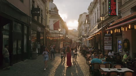 Calles-Del-Casco-Antiguo-Con-Restaurantes-Y-Turistas,-Bucarest-Rumania