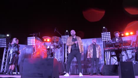 Espectáculo-De-Gente-Cantando-En-El-Escenario-Para-Un-Festival-En-Nimes,-Francia