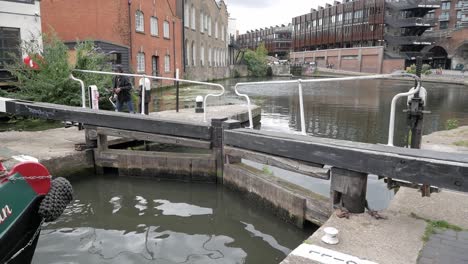 Regen&#39;ts-Canal-Por-Camden-Town-Lock-Chamber-Puertas-Abiertas-Por-Mujer