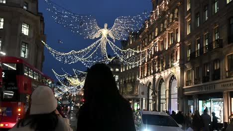 Es-Ist-An-Der-Zeit,-Vor-Weihnachten-Und-Neujahr-Porträts-In-Der-Regents-Street-In-London,-Vereinigtes-Königreich,-Zu-Machen