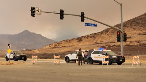 La-Policía-Detiene-El-Tráfico-Fuera-De-Un-Incendio-Forestal,-El-Incendio-De-Fairview-En-Hemet,-California