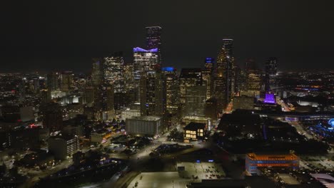 Vista-Aérea-Alrededor-Del-Paisaje-Urbano-Del-Centro-De-Houston,-Durante-La-Noche-En-Texas,-Ee.uu.---Amplia,-Panorámica,-Toma-De-Drones