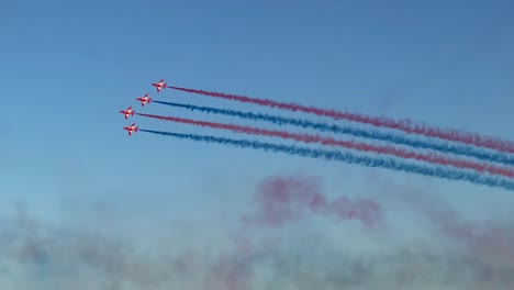 Las-Flechas-Rojas-Muestran-Los-Colores-De-Humo-De-La-Bandera-Británica-Con-El-Horizonte-De-La-Ciudad-De-Kuwait-En-El-Fondo-4k