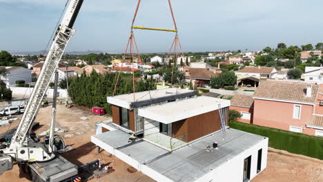 Nueva-Casa-Moderna-Puesta-En-Marcha-Por-Grúa-En-El-Sitio-De-Construcción,-Vista-Aérea