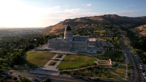 Vista-Aérea-Del-Edificio-Del-Capitolio-Del-Estado-De-Utah-En-La-Colina-Capital,-Salt-Lake-City-Estados-Unidos,-Vista-Panorámica-Del-Edificio-Histórico-Con-Vistas-Al-Centro,-Punto-De-Referencia-Y-Paisaje-Urbano