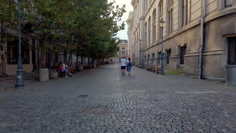 Calles-Del-Casco-Antiguo-Y-Turistas,-Bucarest-Rumania