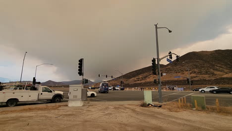 Traffic-during-a-forrest-fire-and-the-smoke-in-the-background