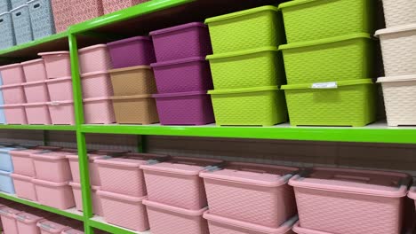 Colección-De-Cajas-De-Comida-O-Utensilios-De-Plástico-Que-Están-Bien-Ordenados-En-Una-Tienda-Y-De-Varios-Colores