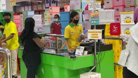 the-cashier-who-is-serving-customers-at-the-kitchen-appliance-shopping-store