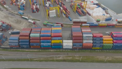 Una-Vista-Aérea-Muestra-Contenedores-Marítimos-De-Carga-Alineados-En-La-Terminal-De-Contenedores-En-El-área-Del-Puerto-En-Klaipeda