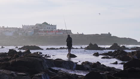 Hombre-Pescando-Frente-A-La-Isla-De-Sidi-Abderrahman-En-Casablanca-Marruecos