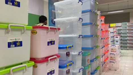 Collection-of-food-boxes-or-plastic-utensils-that-are-neatly-arranged-in-a-store-and-of-various-colors