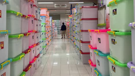 Collection-of-food-boxes-or-plastic-utensils-that-are-neatly-arranged-in-a-store-and-of-various-colors