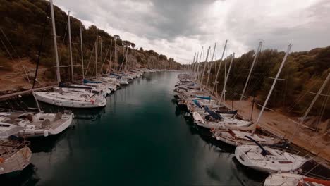 El-Enorme-Puerto-Deportivo-De-Veleros-De-Cassis,-Francia