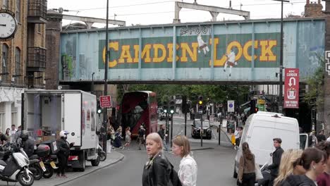 Puente-Ferroviario-Icónico,-Puente-Camden-Lock-Sobre-Carretera-Agrícola-De-Tiza