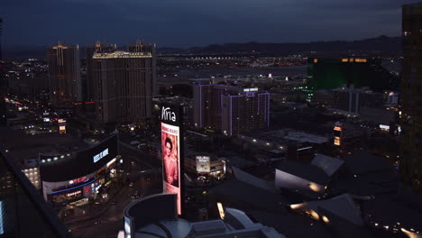 Vallas-Publicitarias-Digitales-Y-Modernos-Edificios-De-Hotel-Por-La-Noche-En-La-Ciudad-De-Las-Vegas-En-Nevada,-Ee.uu.