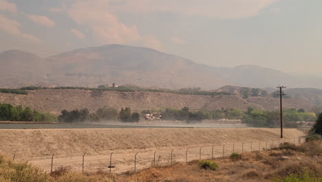 Helicóptero-De-Extinción-De-Incendios-Despegando-Junto-Al-Agua