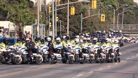 Honores-Fúnebres-Por-Parte-De-Motociclistas-Encargados-De-Hacer-Cumplir-La-Ley-Por-El-Difunto-Oficial-De-Policía-De-La-Unidad-De-Motocicletas-En-Los-Servicios-De-Policía-De-Toronto