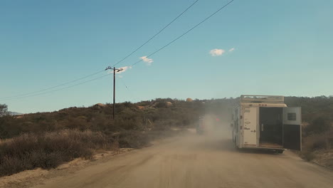 Los-Bomberos-Intervienen-A-Toda-Velocidad-En-Un-Polvoriento-Camino-Rural