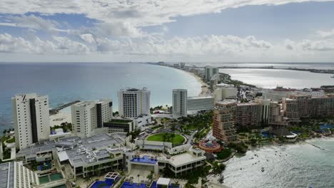 Aerial-view-over-resorts-at-the-Zona-Hotelera-area-in-Cancun,-Mexico---rising,-drone-shot