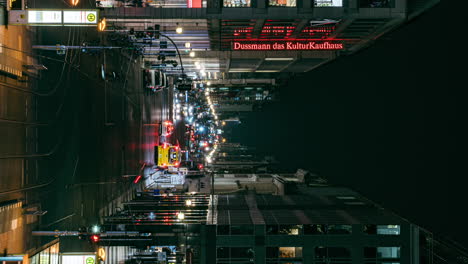 Avenida-De-Centro-De-Ciudad-Ocupada-Vertical-Friedrichstrasse-Iluminada-Por-La-Noche-En-El-Lapso-De-Tiempo-De-Berlín