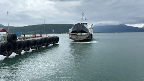 Mittlere-Statische-Aufnahme-Einer-Autofähre,-Die-Ihren-Bug-öffnet,-Als-Sie-An-Einem-Bewölkten-Tag-In-Nesna,-Norwegen,-In-Den-Hafen-Einfährt