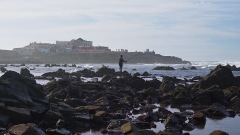 Pescador-Pescando-Junto-Al-Océano-Playa-Ain-Diab-Casablanca-Marruecos