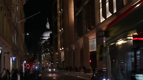 Tome-El-Autobús-521-De-Regreso-Hacia-La-Catedral-De-St-Pauls-Desde-Cannon-Street,-Londres,-Reino-Unido