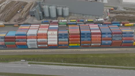 Una-Vista-Aérea-Muestra-Contenedores-Marítimos-De-Carga-Alineados-En-La-Terminal-De-Contenedores-En-El-área-Portuaria-En-El-Puerto-De-Klaipeda