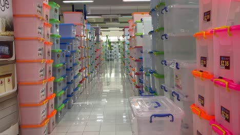 Collection-of-food-boxes-or-plastic-utensils-that-are-neatly-arranged-in-a-store-and-of-various-colors