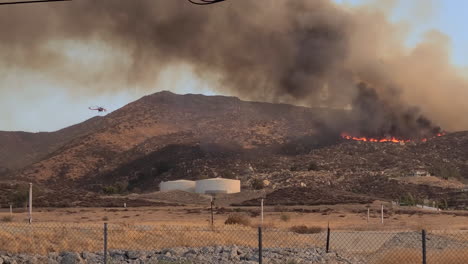 Helikopter-Fliegt-über-Die-Flammen-Eines-Waldbrandes