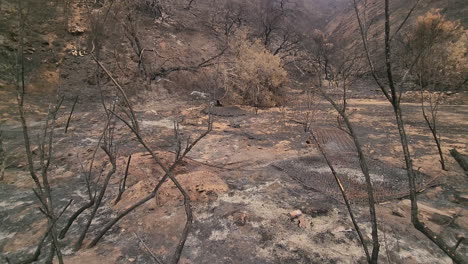 Páramo-Vacío-Y-Seco-En-Un-Entorno-Montañoso-Seco-Después-Del-Incendio