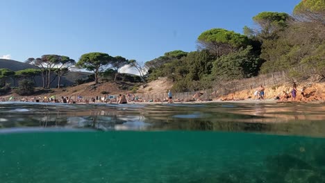 Turismo-En-Un-Caluroso-Día-De-Verano-En-La-Playa-De-Palombaggia-En-La-Isla-De-Córcega-Del-Sur-En-Francia