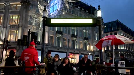 Zu-Fuß-In-Die-U-Bahn-Oxford-Street-Vor-Weihnachten,-London,-Vereinigtes-Königreich