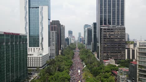 Die-Luft-über-Der-Statue-Zeigt-Eine-Riesige-Menschenmenge-Auf-Der-Straße,-Die-Den-Pride-Day-Feiert