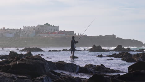 Mann-Angeln-Am-Meer-Vor-Der-Insel-Sidi-Abderrahman-In-Casablanca-Marokko