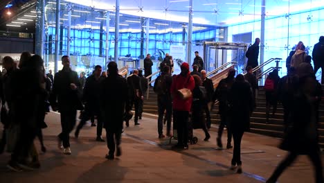 Consíguete-Un-Periódico-Gratis-En-El-Camino-A-Casa-Desde-El-Trabajo,-Cannon-Street,-Londres,-Reino-Unido.