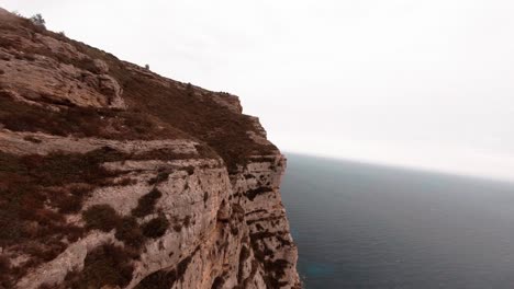 FPV-aerial-view-over-the-cliffs-of-southern-France,-in-Cassis