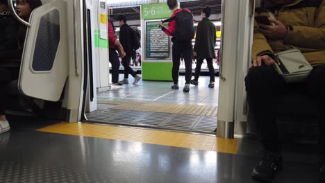 Untere-Ansicht-Zur-Zugtür-In-Der-U-Bahn-Pendler-Mit-Vielen-Fahrgästen-Steigen-Aus-Dem-Zug