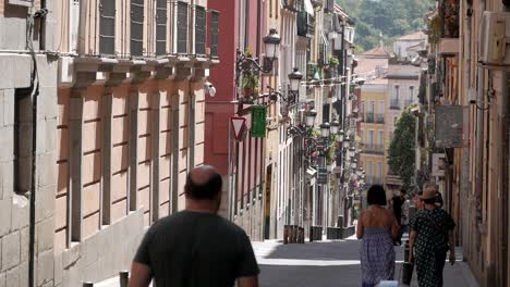 Steile-Straße-Im-Historischen-Zentrum-Von-Madrid,-Bekannt-Als-Huertas