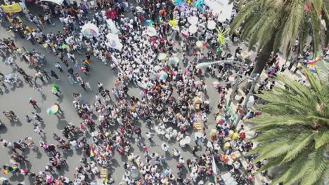 Luftüberführung-Der-Menschenmenge-Zum-Tag-Des-Schwulen-Stolzes,-Die-Auf-Der-Stadtstraße-Feiert,-Mx