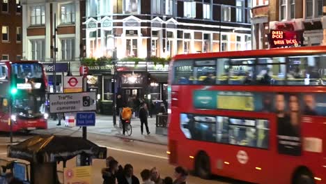 Varios-Autobuses-A-Lo-Largo-De-Liverpool-Street-En-La-Noche,-Londres,-Reino-Unido.