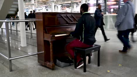 Los-Sonidos-De-Un-Piano-Antes-De-Partir-En-El-Eurostar,-St-Pancreas-International,-Londres,-Reino-Unido