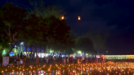 Hermoso-Paisaje-Durante-La-Noche-Con-Linternas-Y-Velas-Yi-Peng