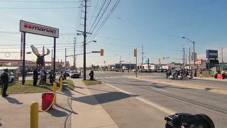 Crowd-Watching-Officer-Beerdigung-In-Toronto