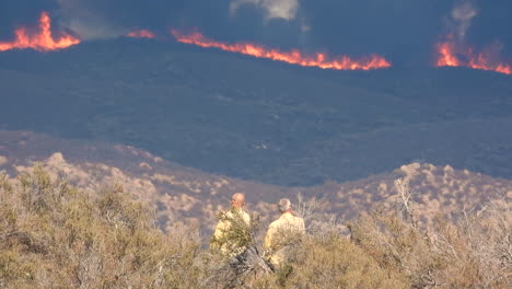 Two-men-watch-the-Fairview-Fire-in-California,-USA